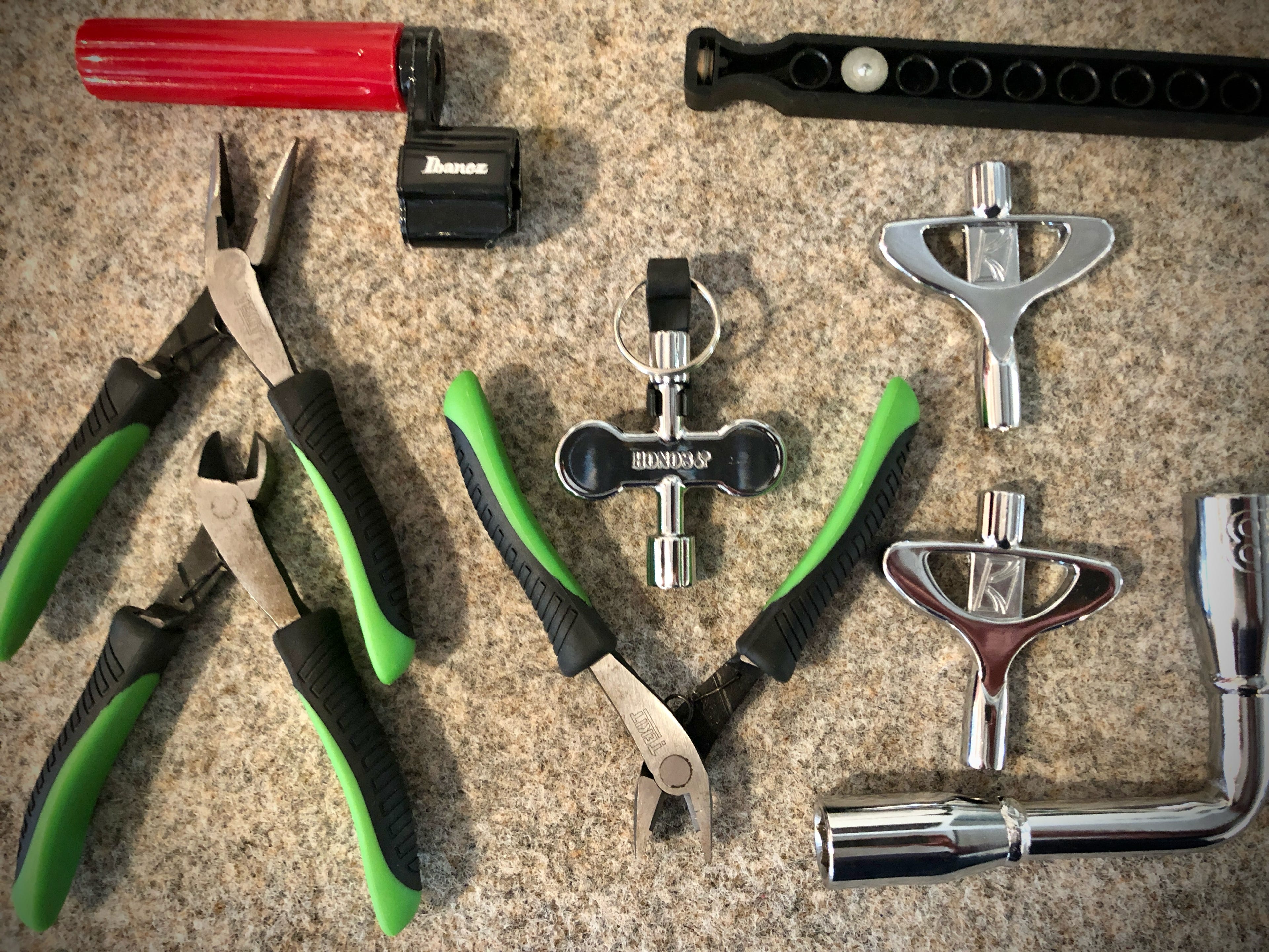 Werkzeug, Stimmschlüssel, Fell, Trommelfell, Saiten, Nylonsaiten, Stahlsaiten, Saitenkurbel, Pflegeöl, Lemon Oil, 