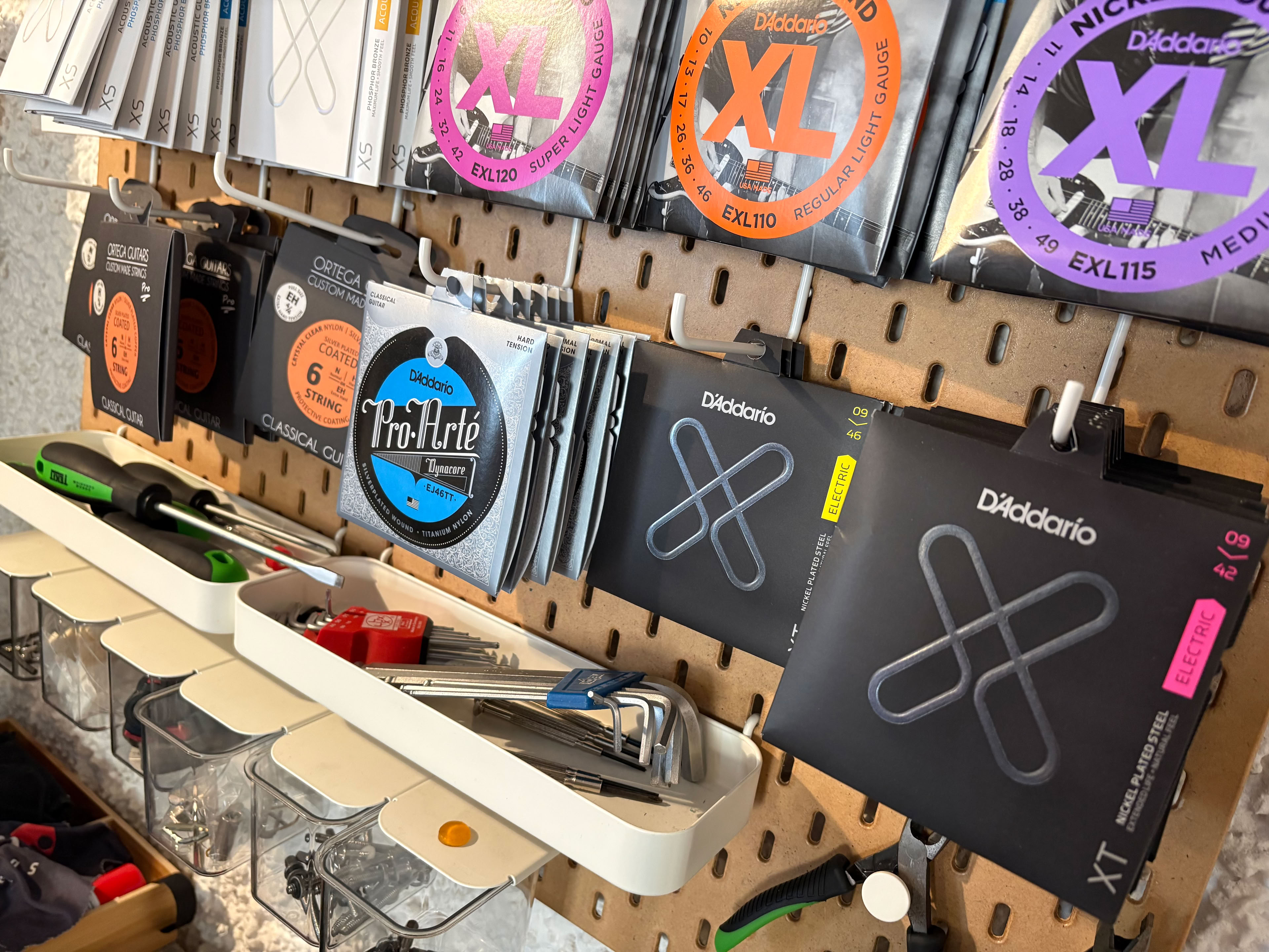 Werkzeug, Stimmschlüssel, Fell, Trommelfell, Saiten, Nylonsaiten, Stahlsaiten, Saitenkurbel, Pflegeöl, Lemon Oil, 