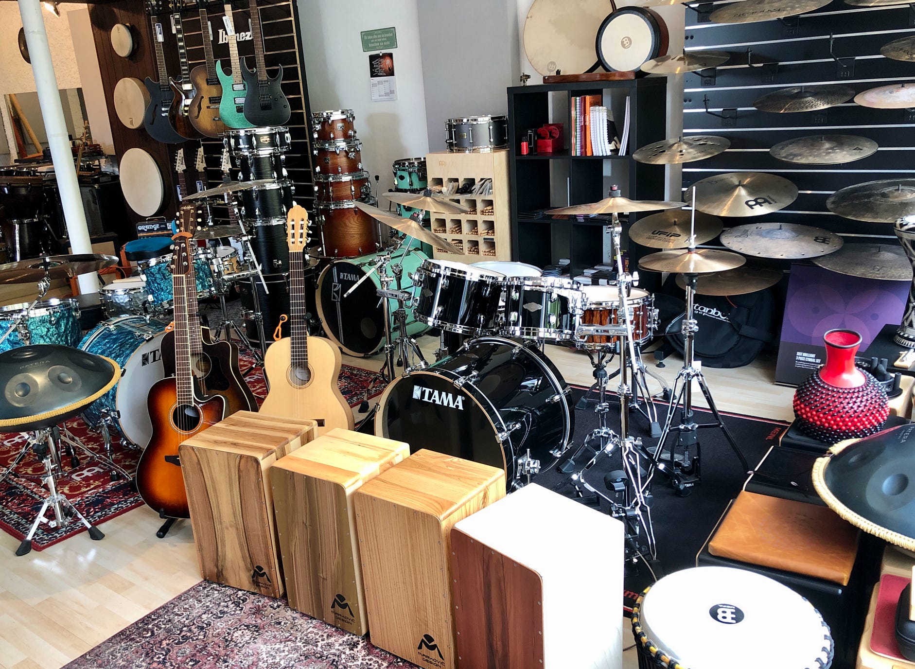 Alles was das Musikerherz begehrt. Schlagzeuge, Becken, Hardware, Cajons, Djemben, Congas, Bongos, Smallpercussion, Felle, Sticks, Schlägel, Handpans, Kalimbas, Klangschalen, Stimmgabeln