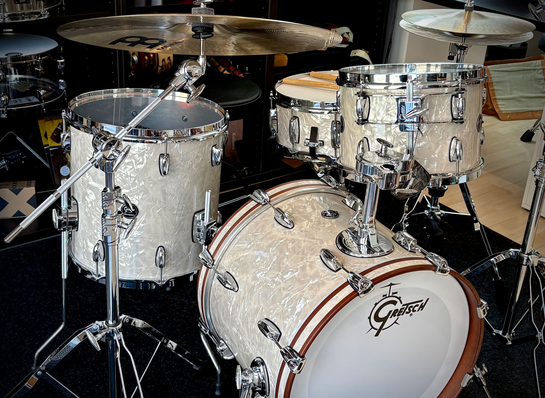 Alles was das Musikerherz begehrt. Schlagzeuge, Becken, Hardware, Cajons, Djemben, Congas, Bongos, Smallpercussion, Felle, Sticks, Schlägel, Handpans, Kalimbas, Klangschalen, Stimmgabeln