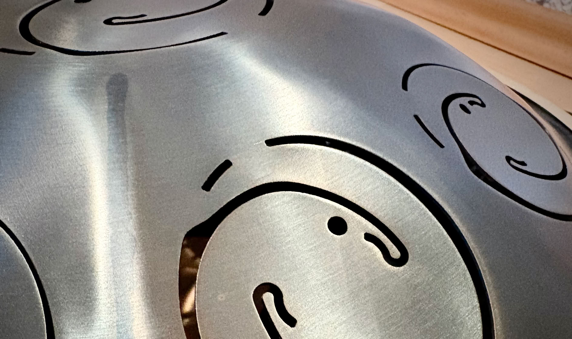 Alles was das Musikerherz begehrt. Schlagzeuge, Becken, Hardware, Cajons, Djemben, Congas, Bongos, Smallpercussion, Felle, Sticks, Schlägel, Handpans, Kalimbas, Klangschalen, Stimmgabeln