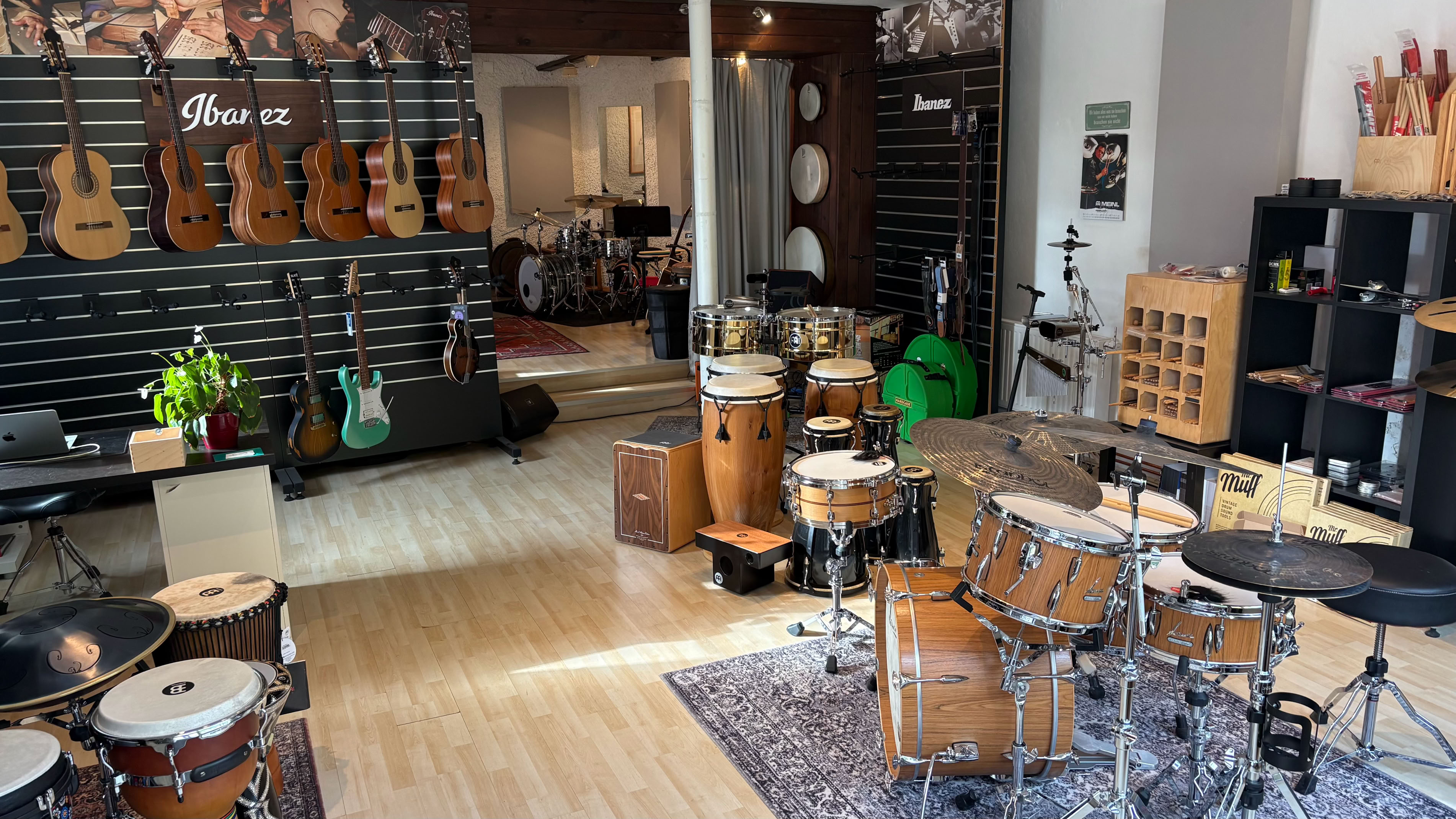 Musikinstrumente und Zubehör. Drums, Percussion, Gitarren und mehr.