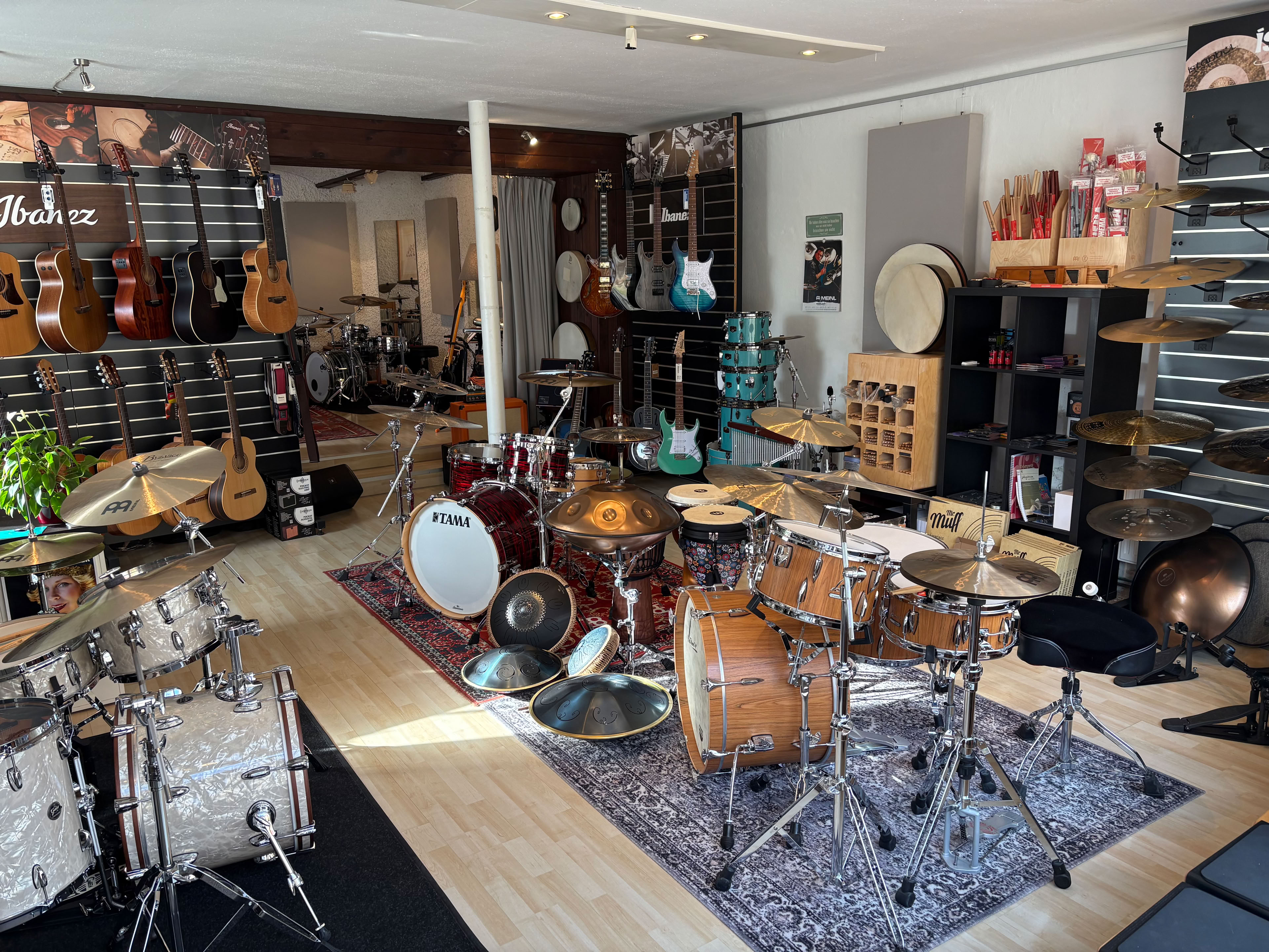 Musikinstrumente und Zubehör. Drums, Percussion, Gitarren und mehr.